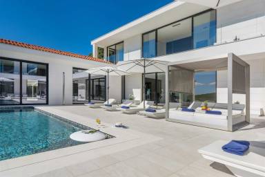 Villa mit Sauna, Garten und Terrasse | Poolblick