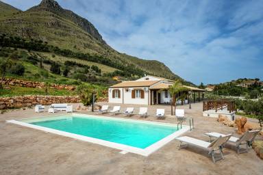 Ferienhaus mit Terrasse, Grill und Garten