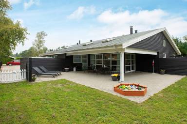 Ferienhaus mit Sauna, Pool und Terrasse