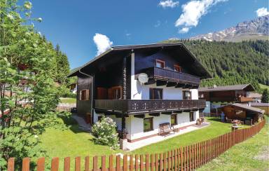 Ferienhaus mit eingezäuntem Grundstück für 15 Gäste mit Hund in Sankt Sigmund, Tirol