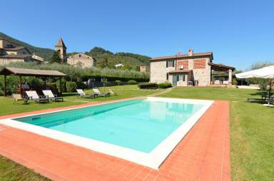 Elegante Villa mit privatem Pool und großen Panorama-Garten in der Nähe von Lucca - HomeToGo