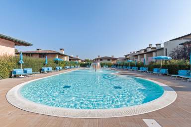 Apartment mit Pool, Grill und Garten
