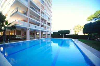 Apartamento con terraza, jardín y piscina