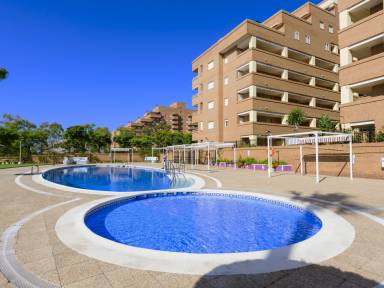 Apartamento vacacional con terraza, jardín y piscina