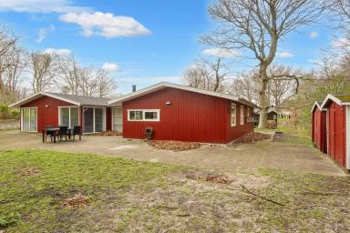 Ferienhaus mit Pool, Terrasse und Garten