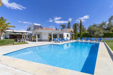 300 m² Villa