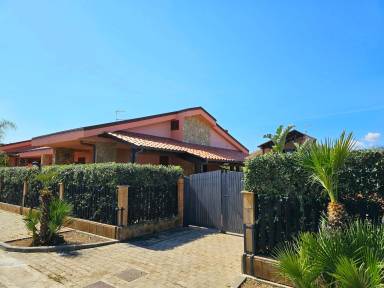 Casa con terrazza, griglia e giardino