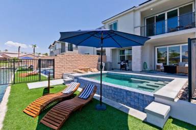 290 m² House