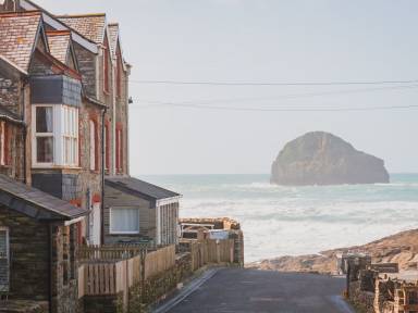 Holiday Cottages in Trebarwith Strand - HomeToGo