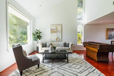 House  Woodland Hills