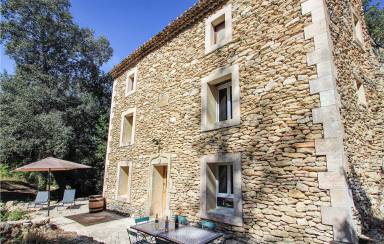 82 qm Ferienhaus mit Terrasse, Grill und Garten für 6 Gäste mit Hund in Apt, Provence