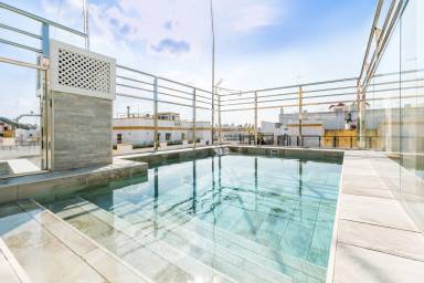 Fully equipped holiday apartment with jacuzzi, private pool & terrace | Near Seville Cathedral | City view