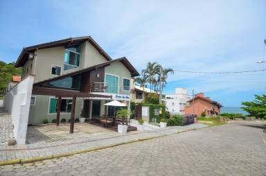 Apartment  Bombas