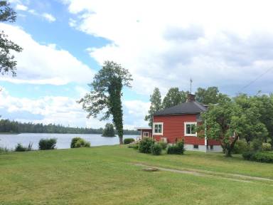 Ferienhaus mit Garten und Holzterrasse direkt am See