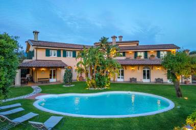 Voll ausgestattete geräumige Villa mit Sauna, Terrasse und privatem Pool | Perfekt für die Arbeit von Zuhause | Haustiere erlaubt