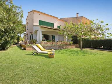 Family-friendly villa with terrace, garden & barbeque