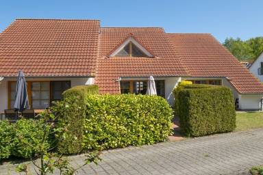 Ferienhaus mit Pool, Terrasse und Garten