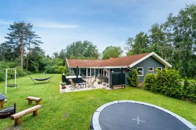 Ferienhaus mit Terrasse, Sauna und privatem Pool