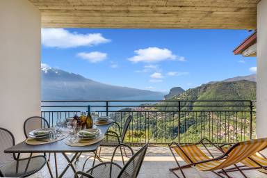 Appartamento con piscina e giardino | Vista sull'acqua