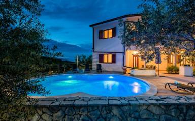 Appartamento vacanza per 5 Persone ca. 50 m² in Drenje, Istria (Baia di Arsia) 2 Camere da letto, 1 Bagno, Mare 1000 m, Spiaggia 2 km, Sauna, Piscina comune, Vasca idromassaggio, Vista mare, cane ammesso