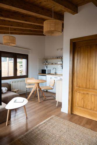 Lovely chalet with jacuzzi, garden & patio | Pet-friendly — photo 3