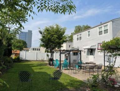 House  Palisades Park