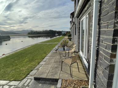 Cottage with garden | Beach view