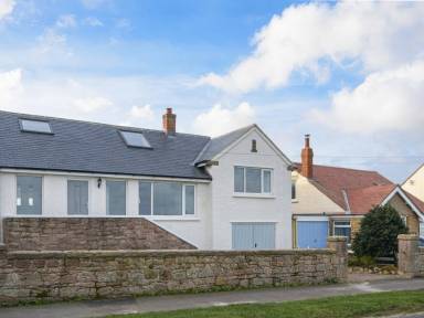 Cottage with garden | Beach view