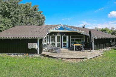 Ferienhaus mit Garten, Pool und Terrasse
