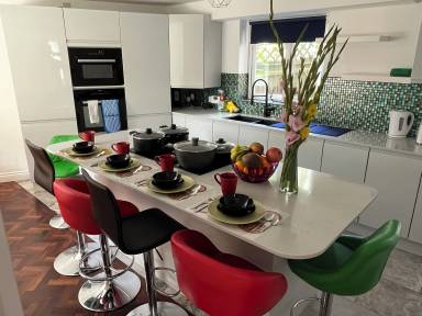 House with barbecue, garden & terrace | City view