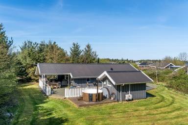 Voll ausgestattetes Ferienhaus mit Pool, Terrasse und Whirlpool
