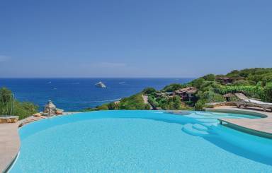 700 m² House