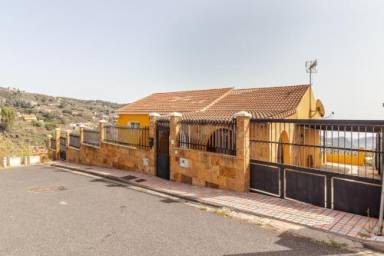 80 m² House