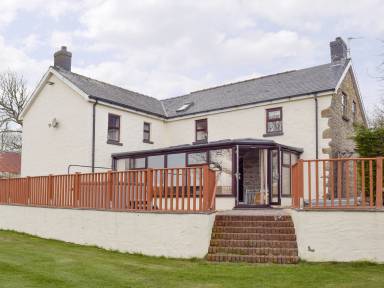 Cottage with hot tub, barbeque & garden