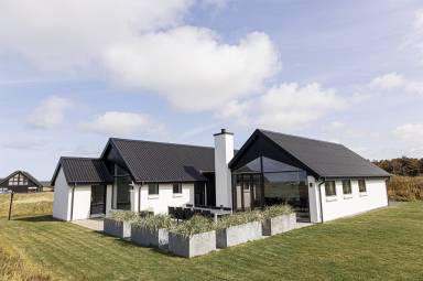 Ferienhaus mit Terrasse, privatem Pool und Whirlpool | Meerblick