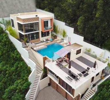 400 m² House
