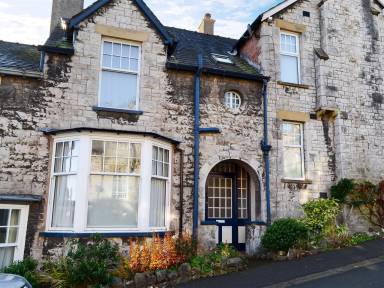 Fully equipped cottage with garden