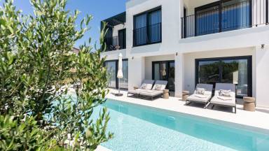 Villa mit Garten, beheiztem Pool und Whirlpool | Haustierfreundlich