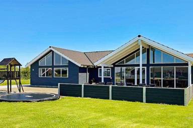 Ferienhaus mit Sauna, Pool und Terrasse