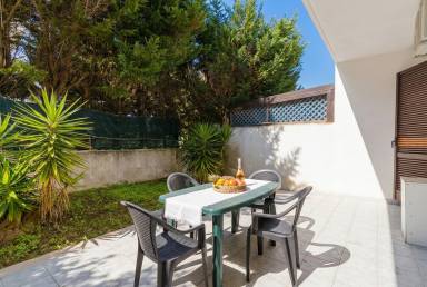 Incantevole casa con terrazza e giardino | Vista sul giardino | Sono ammessi animali domestici