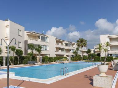 Apartamento con terraza, piscina y jardín