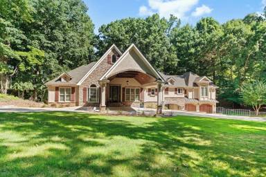 586 m² House