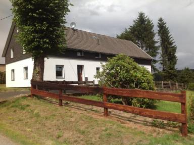 Ferienhaus in Kalterherberg mit Terrasse, Grill und Garten