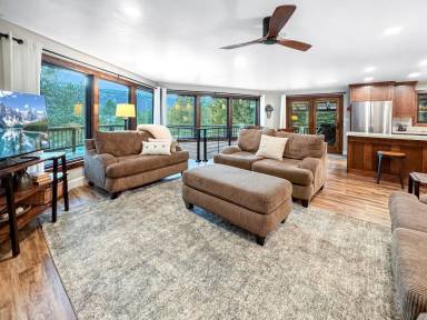 Cabin with patio, barbeque & yard | Mountain view