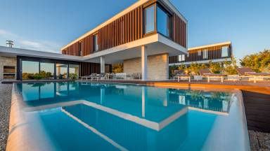 Voll ausgestattete gemütliche Villa mit Garten, beheiztem Pool und Terrasse