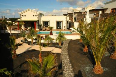 Modern eingerichtetes Ferienhaus mit Pool im Garten an der Südküste von Lanzarote