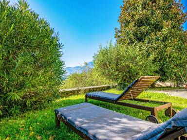 Appartamento con piscina privata e giardino
