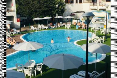 Ferienpark mit Terrasse, Garten und Pool