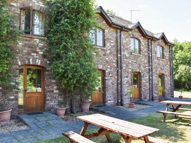 Cottage with barbeque & garden