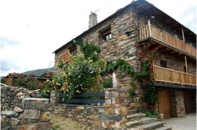 Casa rural en Valverde de los Arroyos, un pueblo negro - HomeToGo